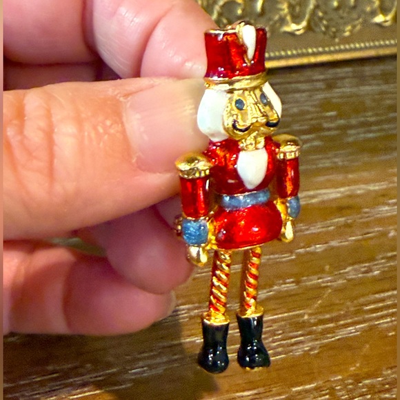 Vintage Avon Gold Plated Red Enamel Articulated Nutcracker Christmas Brooch Pin - Picture 5 of 9